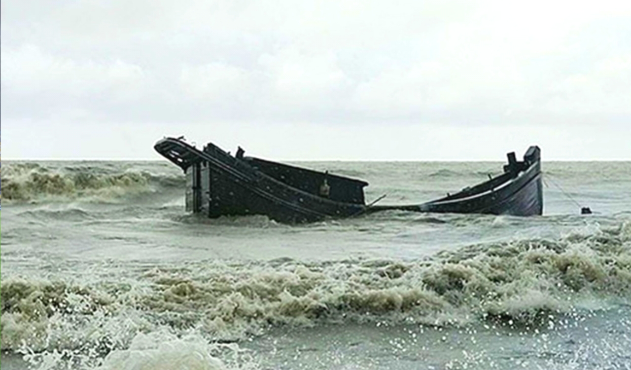 মেঘনায় ১০ ট্রলারডুবি, ৫ ট্রলারসহ ৮ মাঝি নিখোঁজ